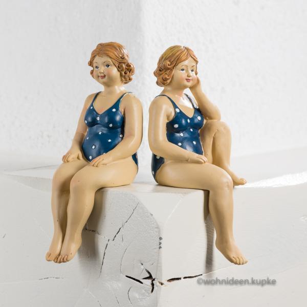 50er Jahre Mini Badefigur mollige Marta in dunkelblauem Kleid gemütlich sitzend (Größe 17 cm)